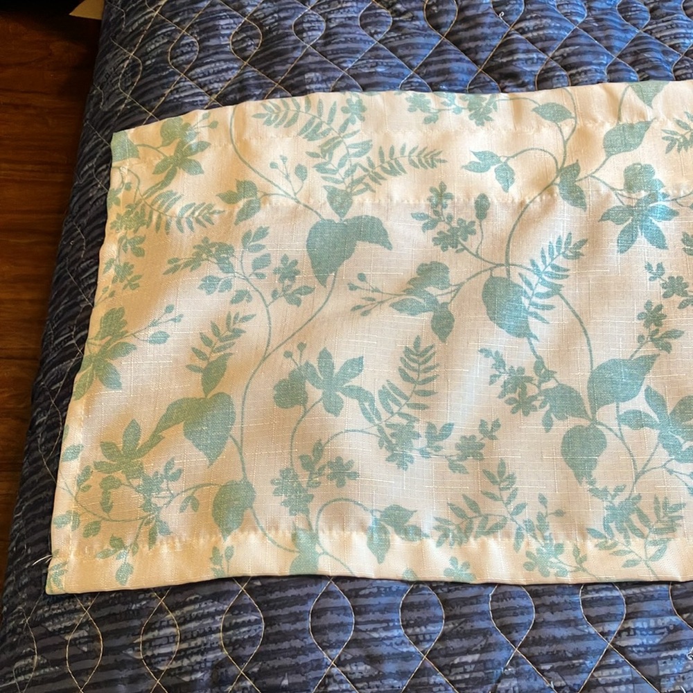 Pretty ๐คฉ 3 piece green and cream color kitchen curtain set, like new condition! - Picture 4 of 7
